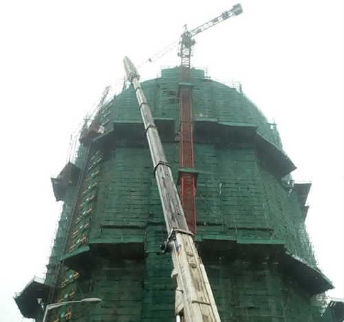 长垣吊车在工地上作业